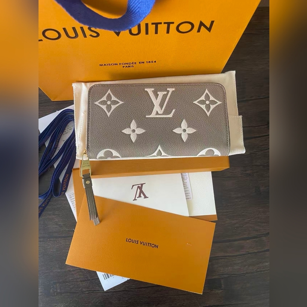 Louis Vuitton Monogram Zippy Wallet
